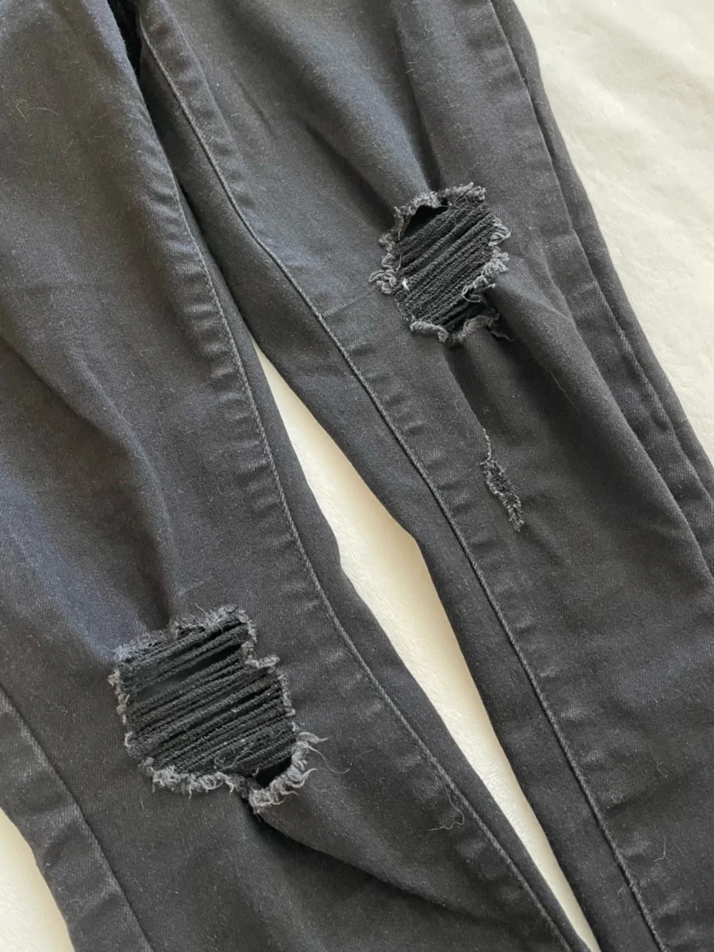 Old Navy Black Ripped Skinny Jeans - Picture 4 of 6